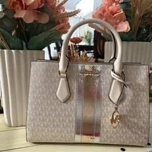 Elegant Cream and Gold Handbag